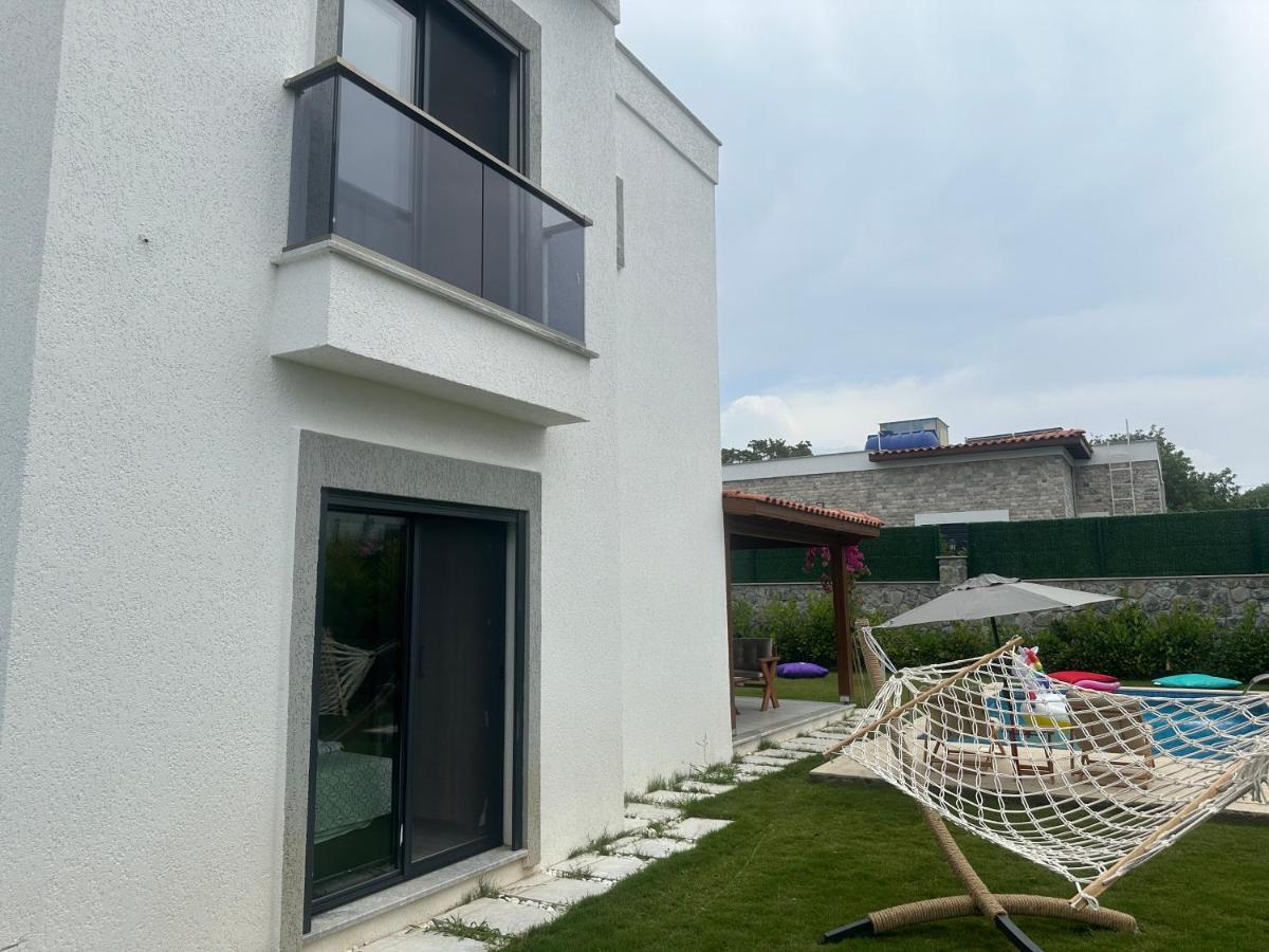 Guemuesluekte Havuzlu-bahceli-3 Yatak Odali Muestakil * Bodrum