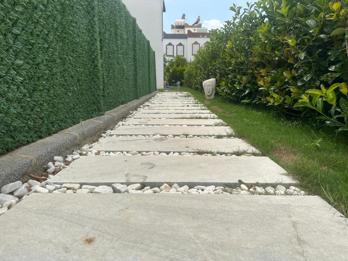 Guemuesluekte Havuzlu-bahceli-3 Yatak Odali Muestakil Villa